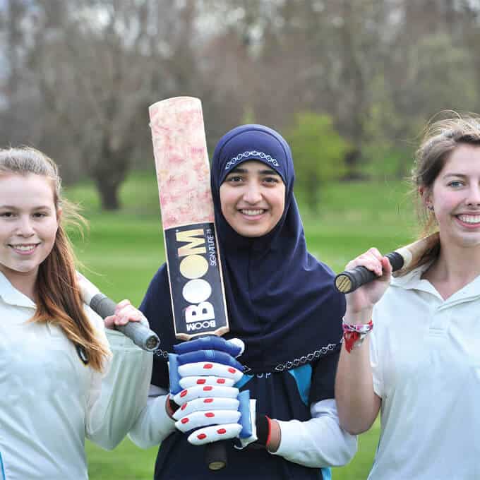 girl cricket players